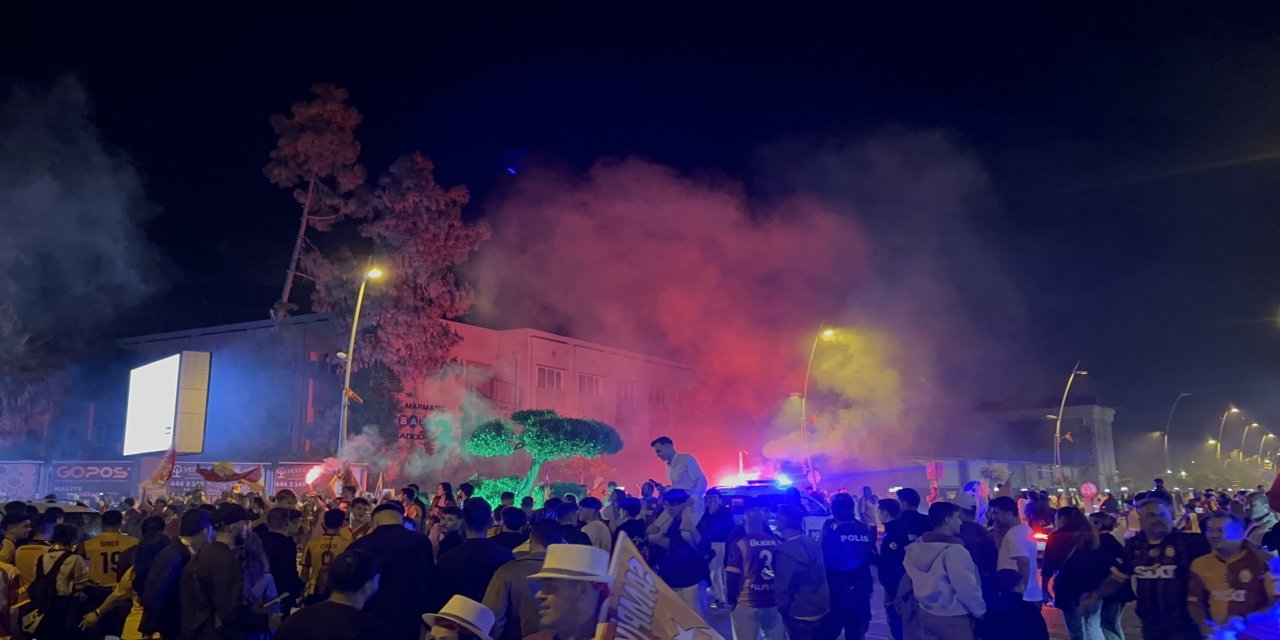 Marmaris Sarı Kırmızıya Boyandı