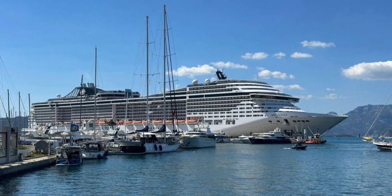 Dev yolcu gemisi Marmaris’e demir attı