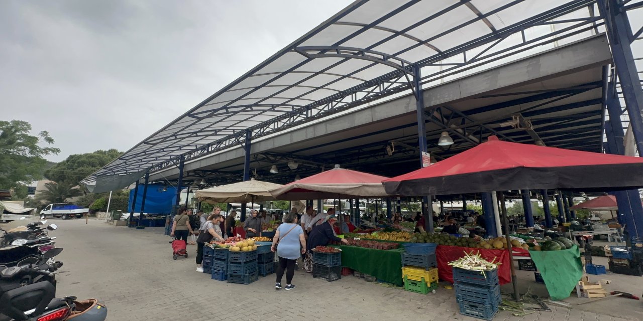 Marmaris’te akşam pazarı haraketliliği