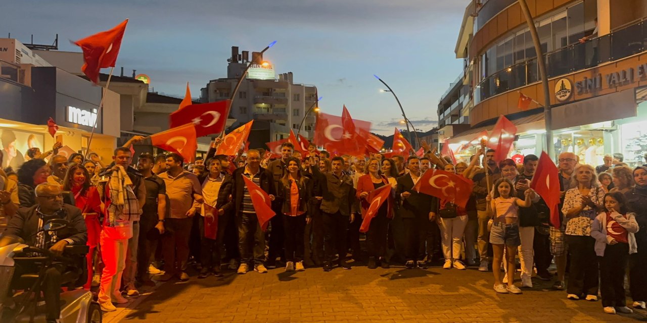 Marmaris'te binlerce kişi 19 Mayıs'ı doyasıya kutladı