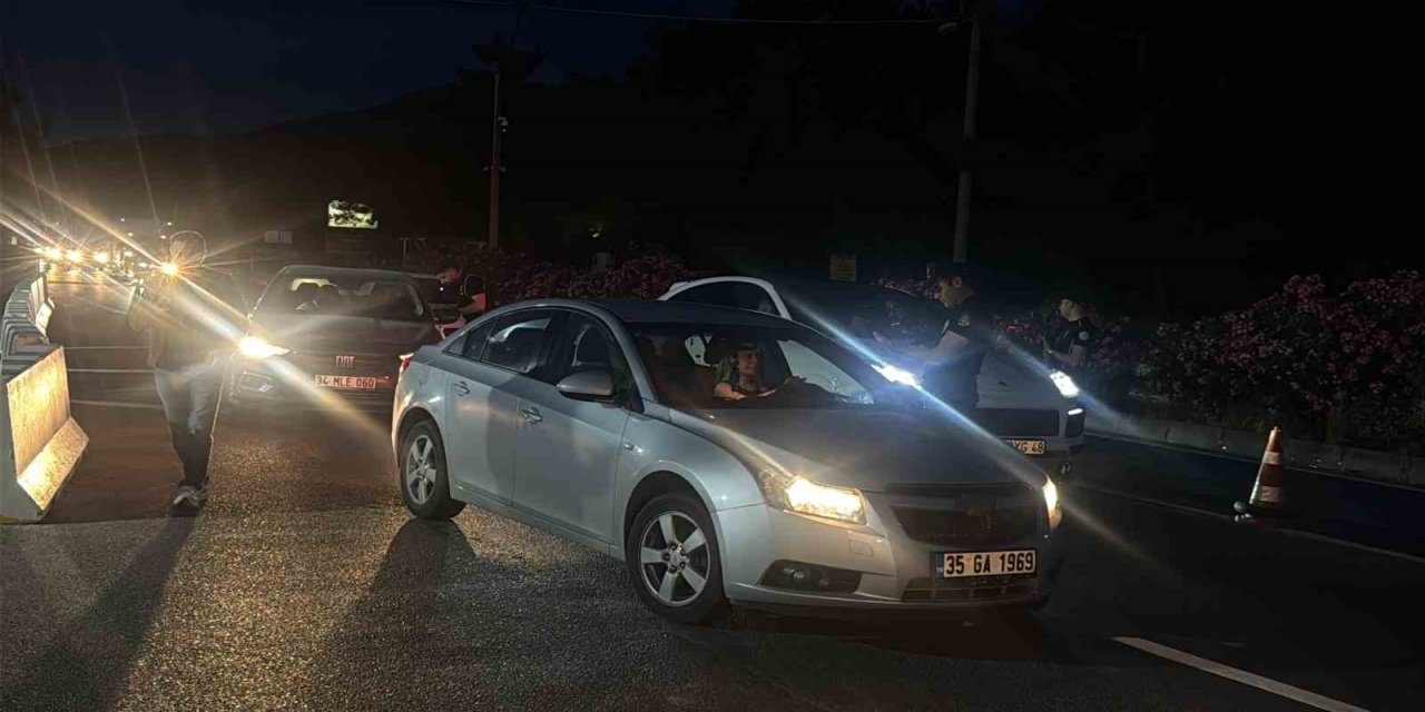 Bodrum girişinde bayram yoğunluğu: Polis ekiplerinden sıkı denetim
