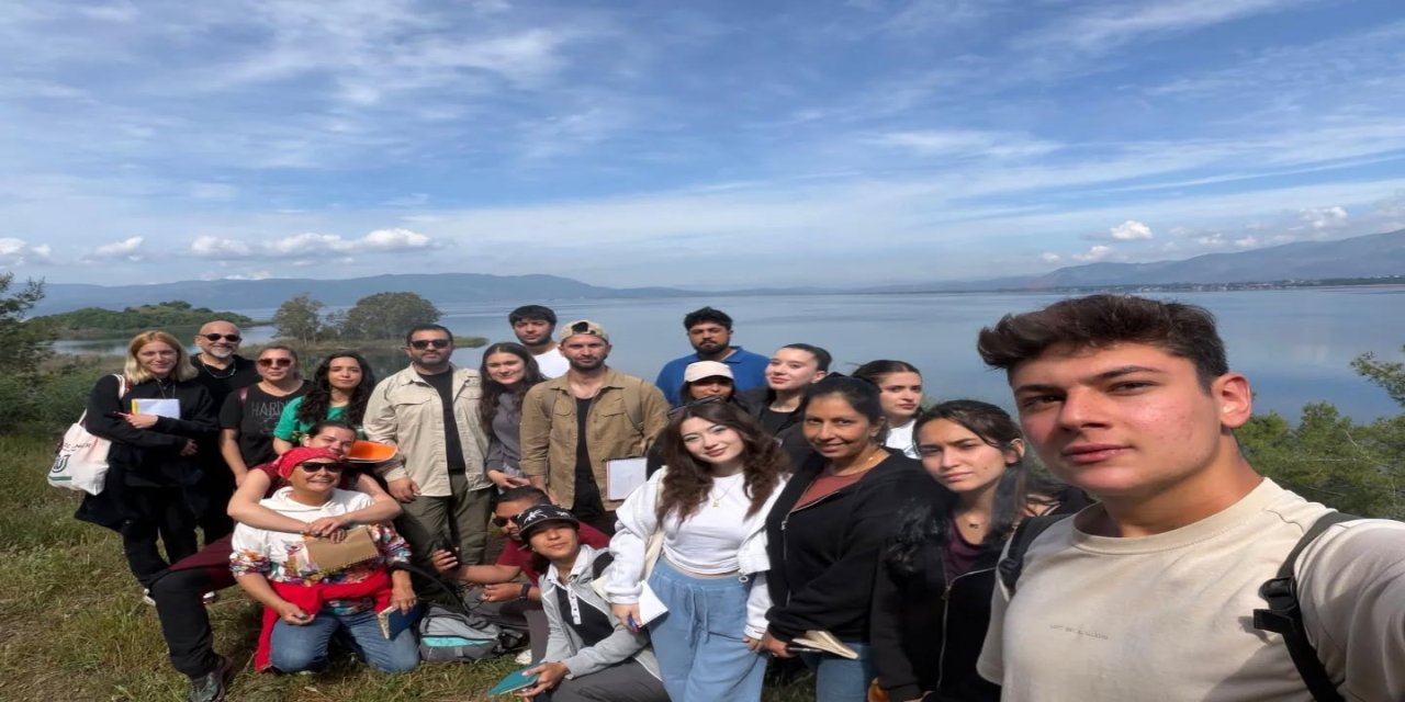 Köyceğiz’de Yüksekokul öğrencileri doğada bitkileri inceledi