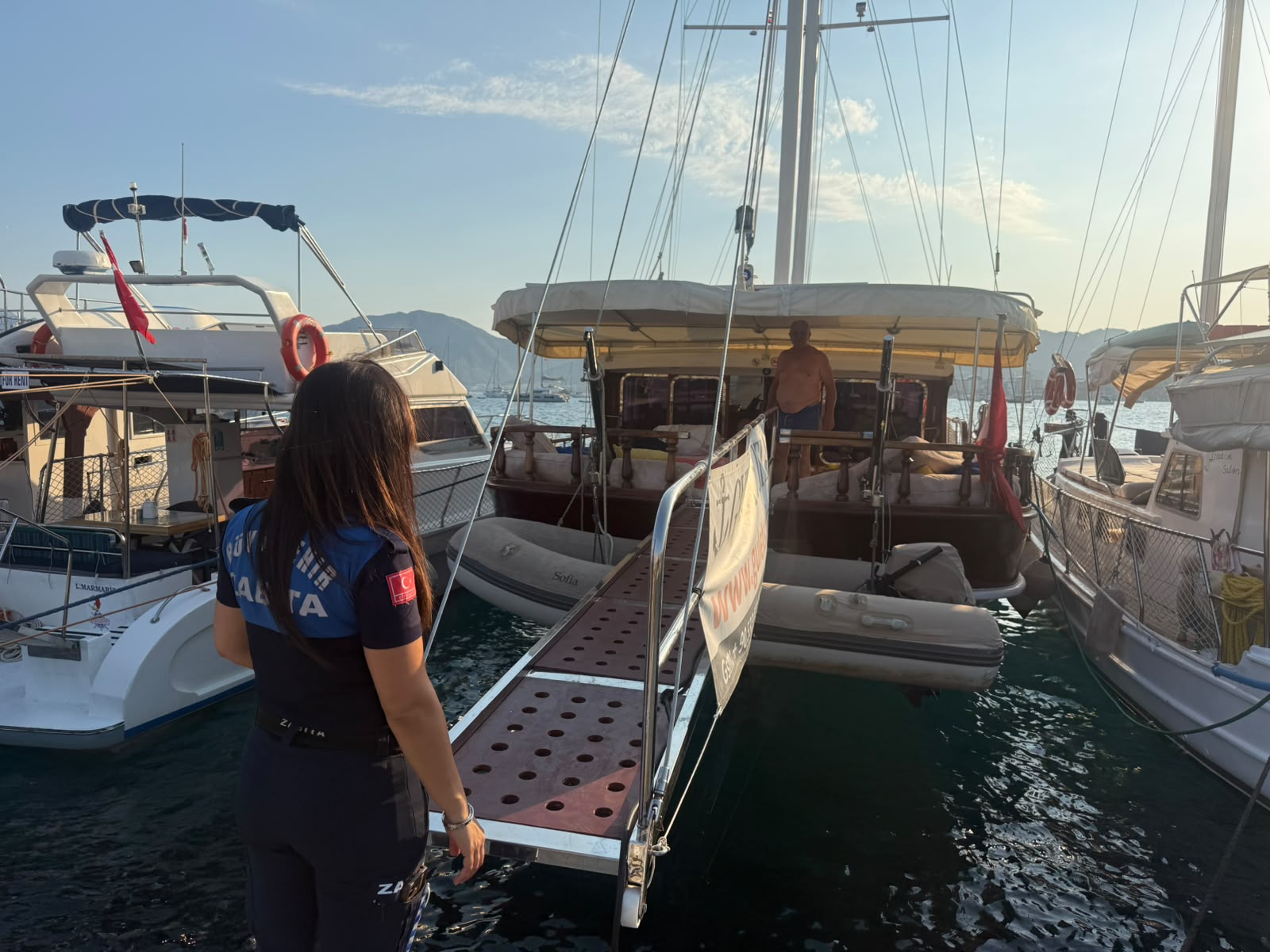 Marmaris Yat Limanı’nda çevre temizliği ve düzen için bilgilendirme çalışması