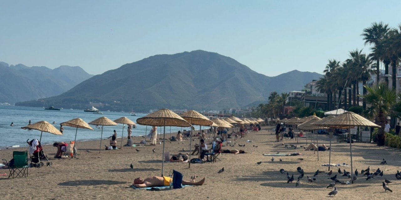 Marmaris’in Güvercinleri de sahilin tadını çıkarıyor