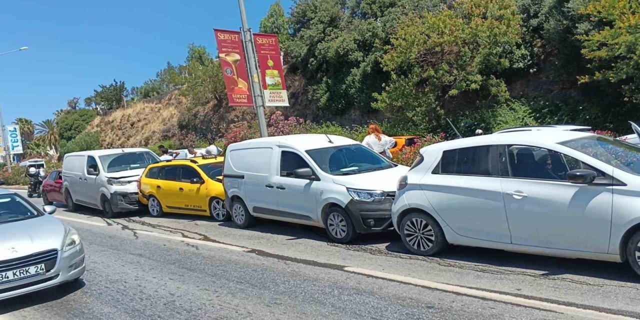 Bodrum’da zincirleme kaza: "5 araç birbirine girdi"