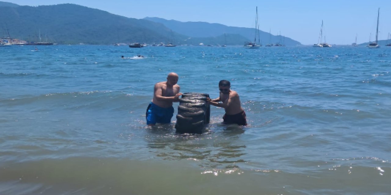 Marmaris Halk Plajı’nda denizden çıkan dev lastik şaşırttı