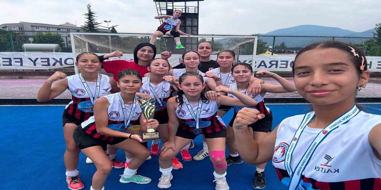 Ege Yıldızları U16 Türkiye Hokey 1’inci Ligi’nde Türkiye ikincisi oldu