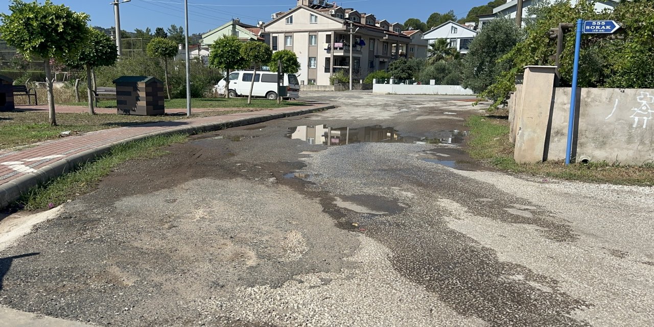 Marmaris’te kırık dökük yollar ne zaman yenilenecek?
