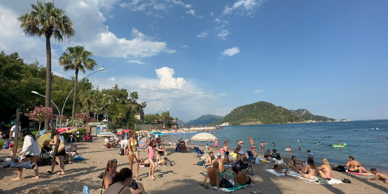 Marmaris'te sahiller doldu taştı
