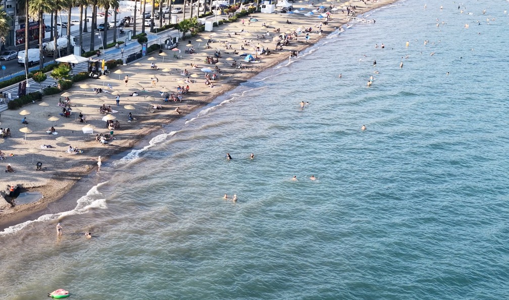 Okullar tatil oldu, Marmaris sahilleri dolmaya başladı