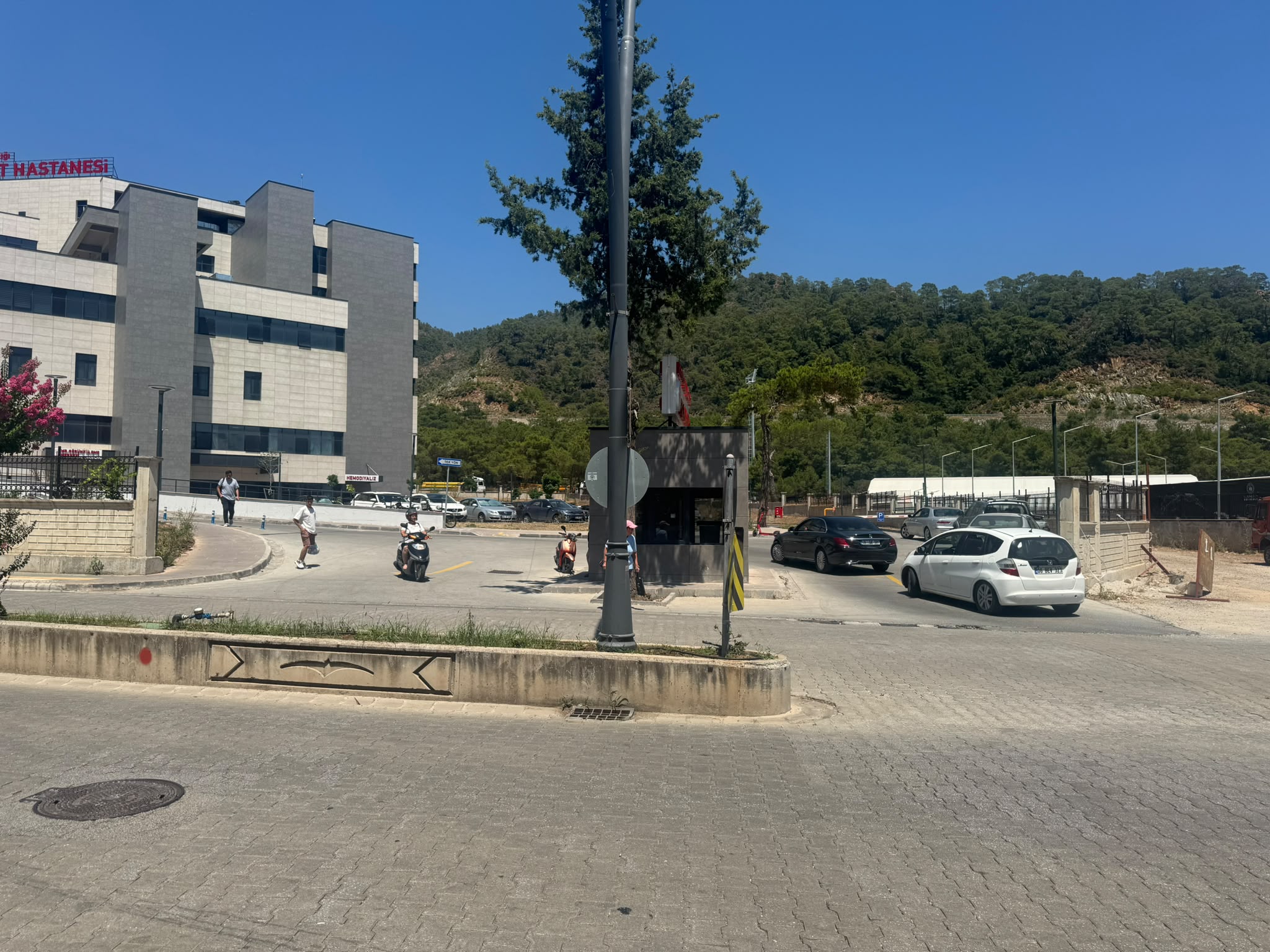 Marmaris Devlet Hastanesi çıkışındaki kavşakta alarm “Her gün kaza oluyor, sesimizi duyun”