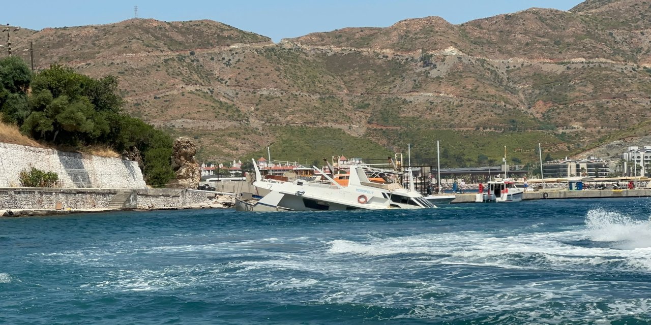 Yarısı Batık halde olan tekne aylardır kaldırılmadı