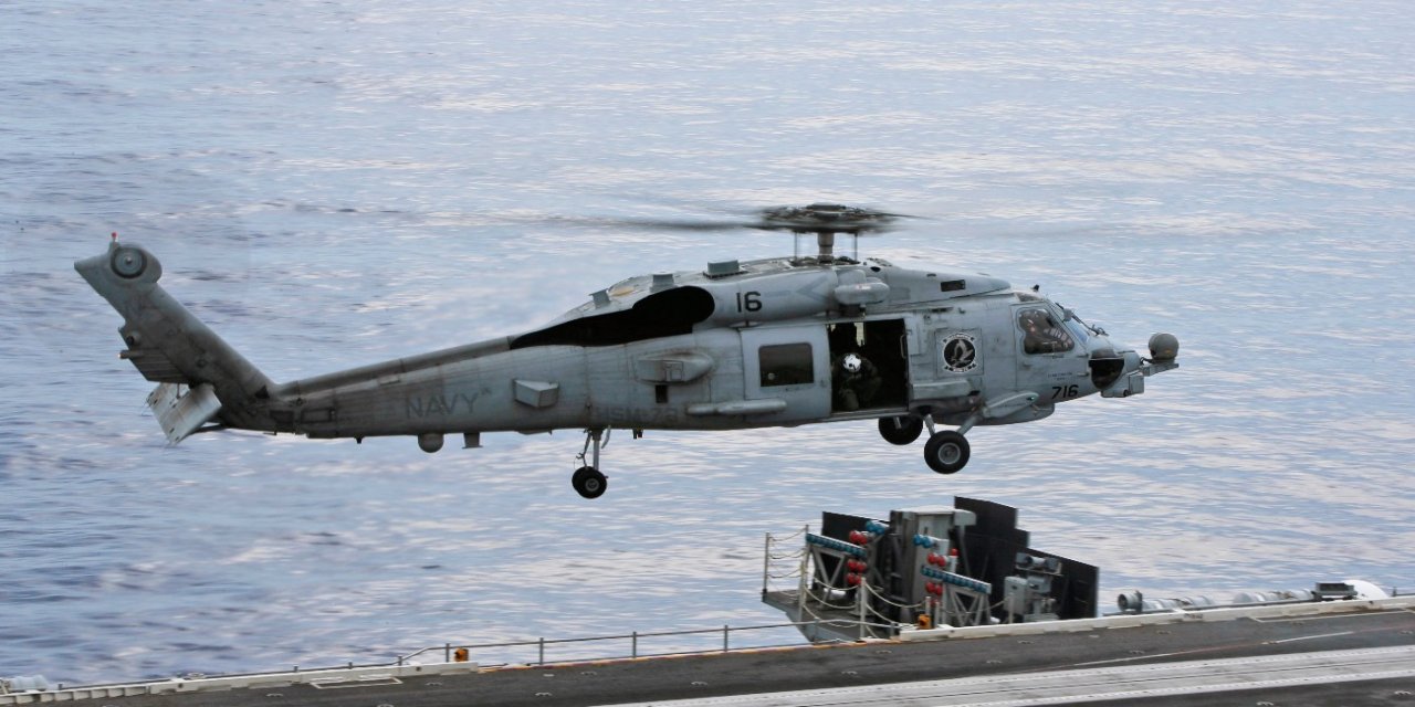 ABD ordusuna ait helikopter Umman Denizi'ne acil iniş yaptı: 1 kişi kayıp