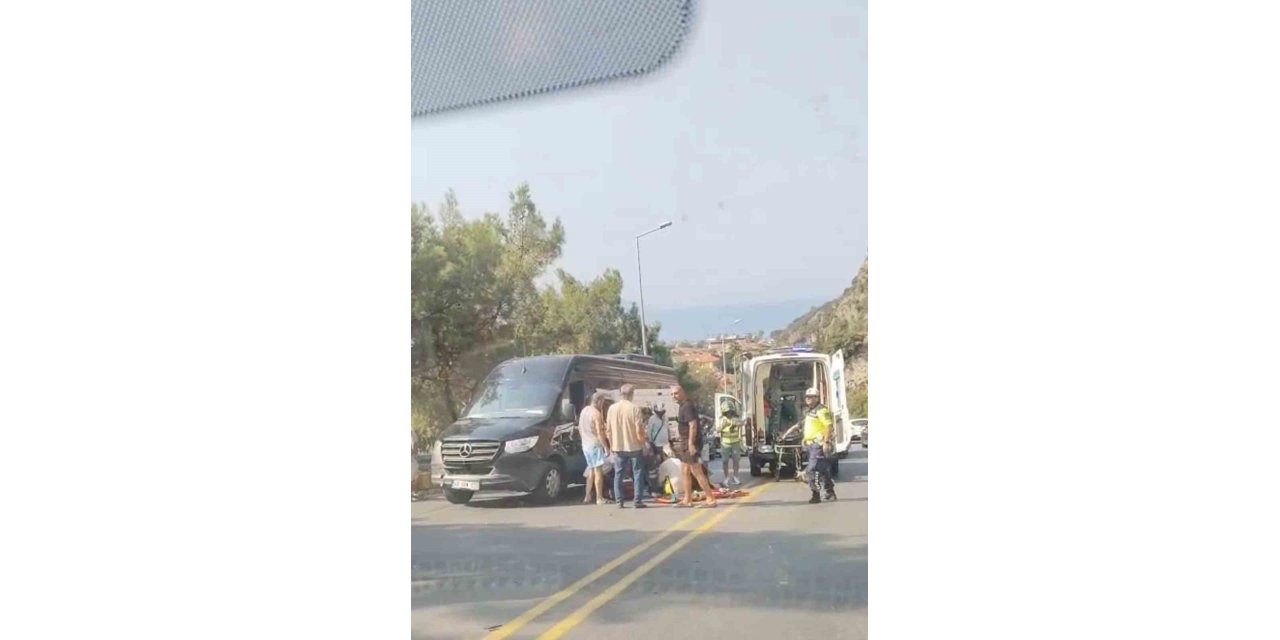 Ağabeyinin kullandığı araçtan kazada yola savrulan genç hayatını kaybetti
