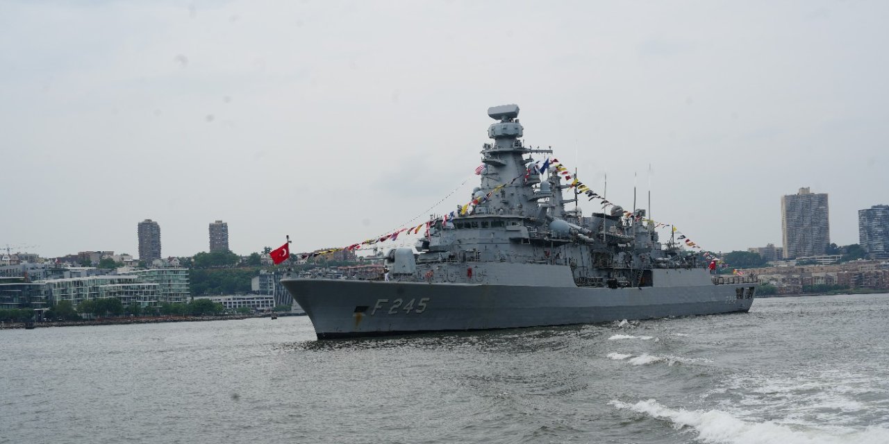 Türk donanmasından Atlantik'in ötesinde güç gösterisi: TCG Oruçreis New York'ta