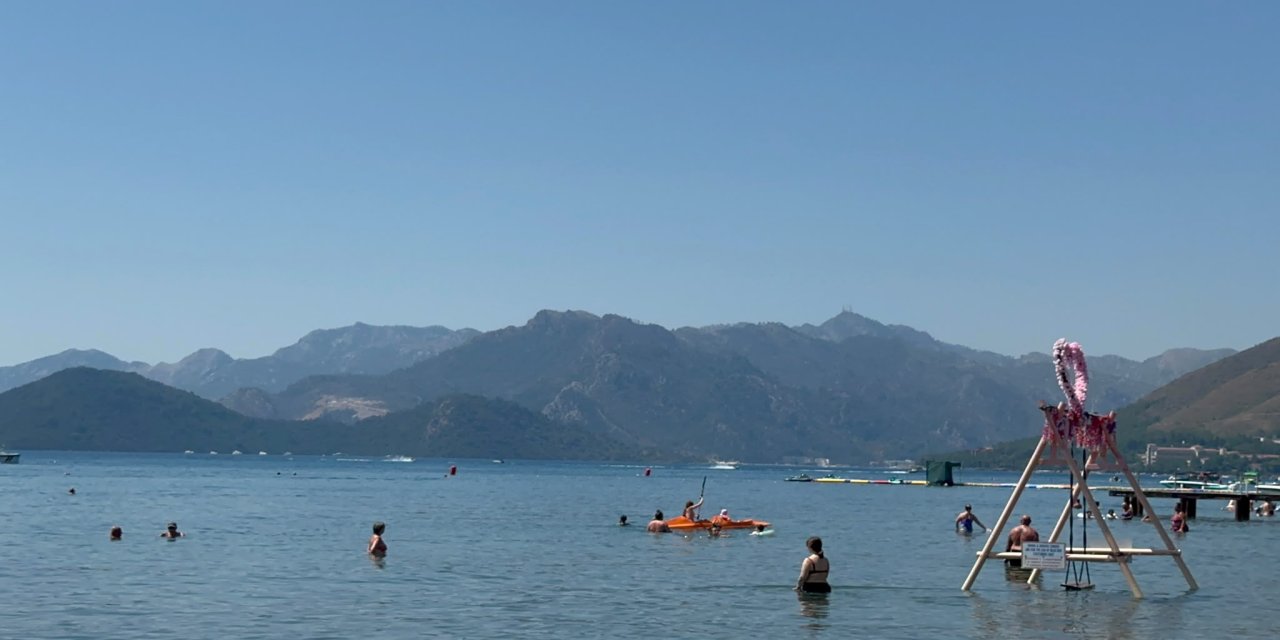 Marmaris'te sıcaktan bunalan soluğu deniz kenarında aldı