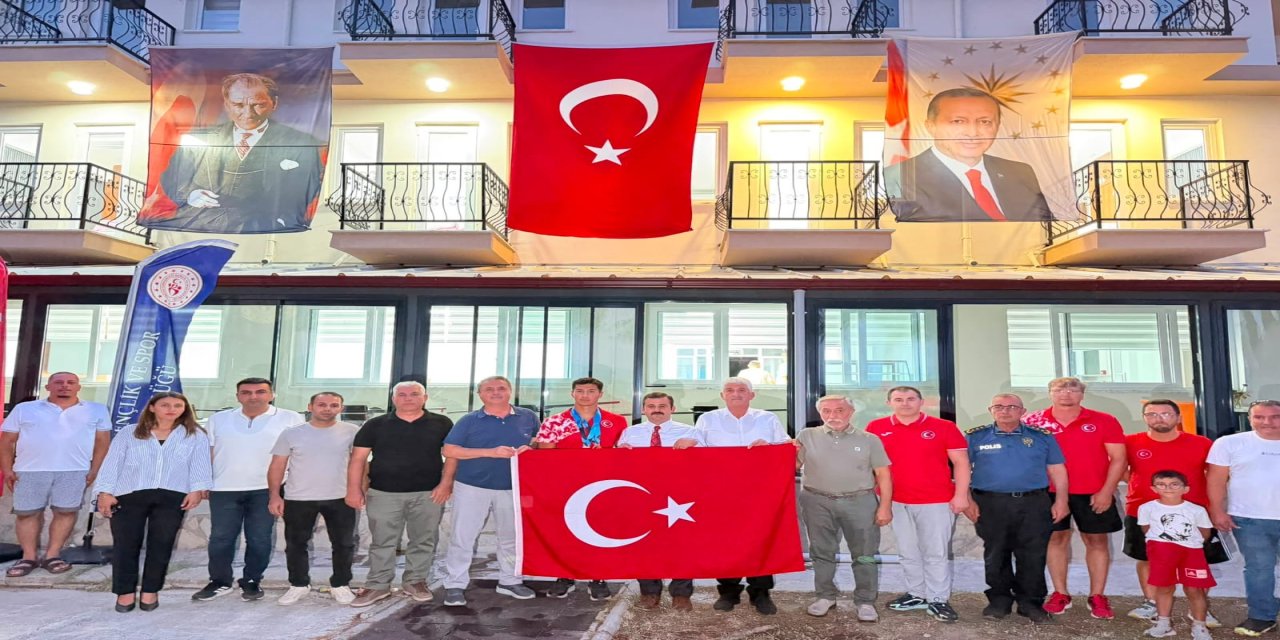 Dünya Şampiyonu Rahmi Kaan Karahan, Dalaman Havalimanı'nda Coşkuyla Karşılandı
