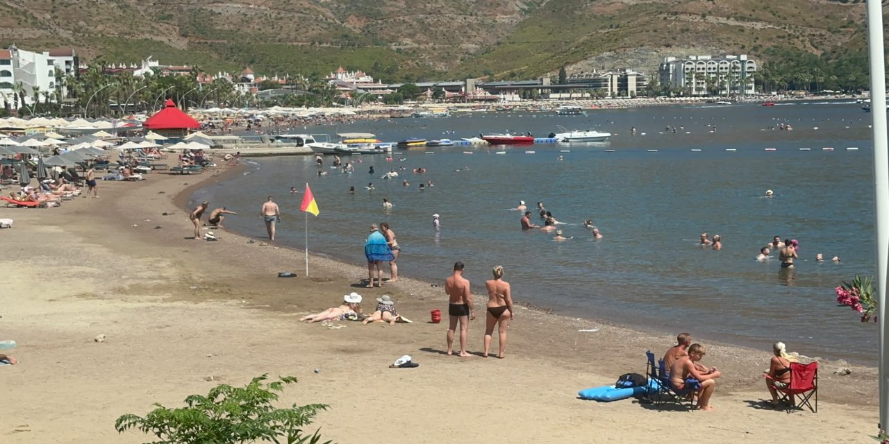 Marmaris'te kavurucu sıcaklar sahilleri doldurdu