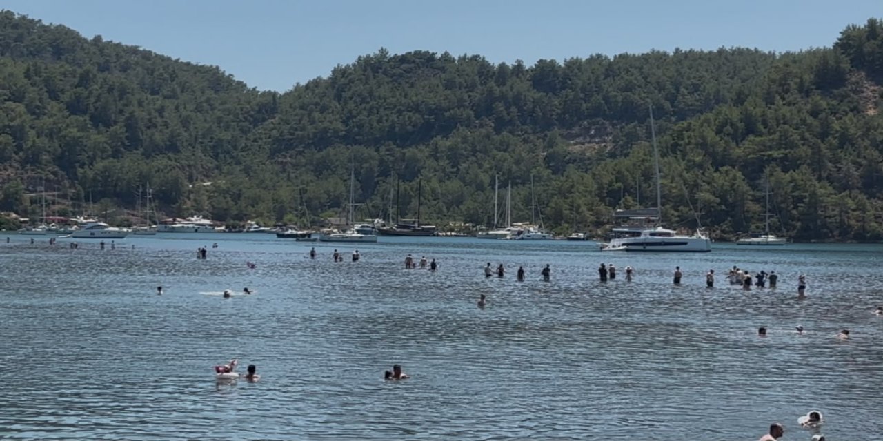 Marmaris'in efsanesiyle ünlü plajı Kızkumu, her gün binlerce turisti ağırlıyor