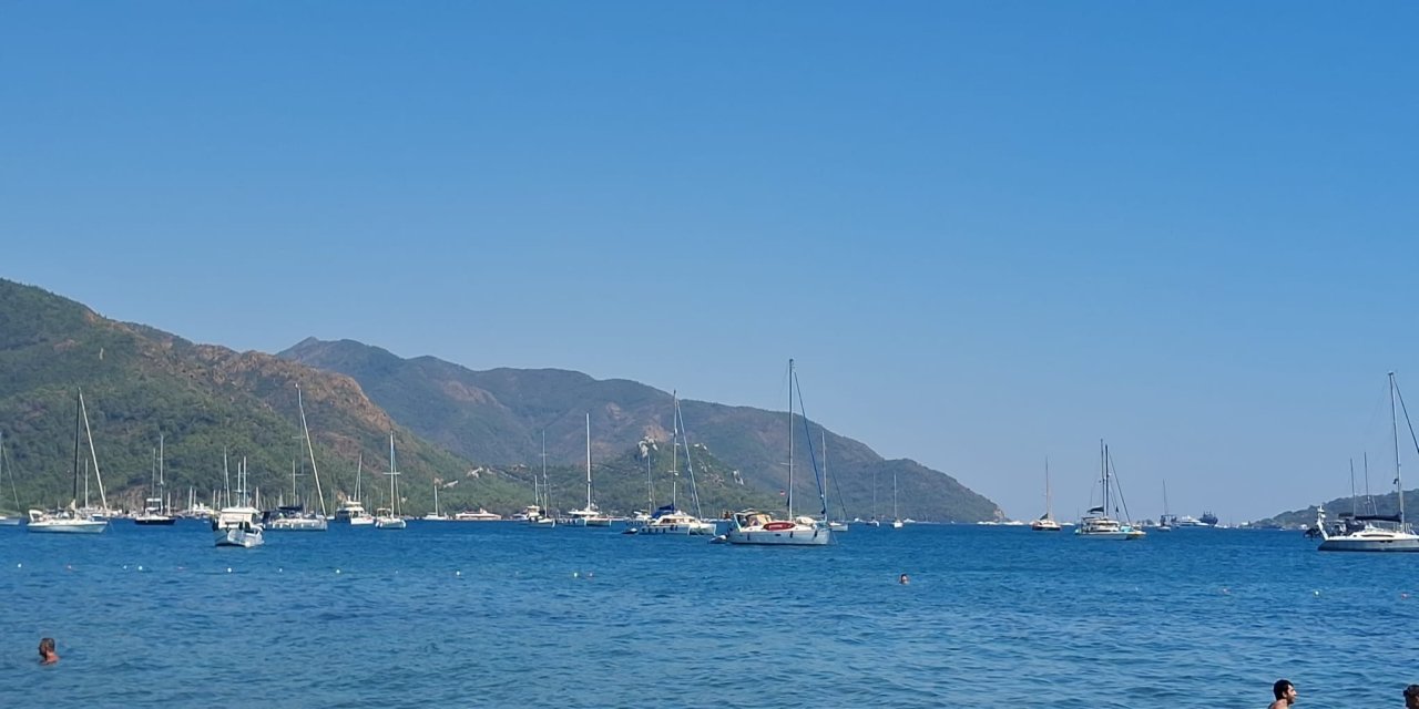Marmaris’te denizde insandan çok tekne var
