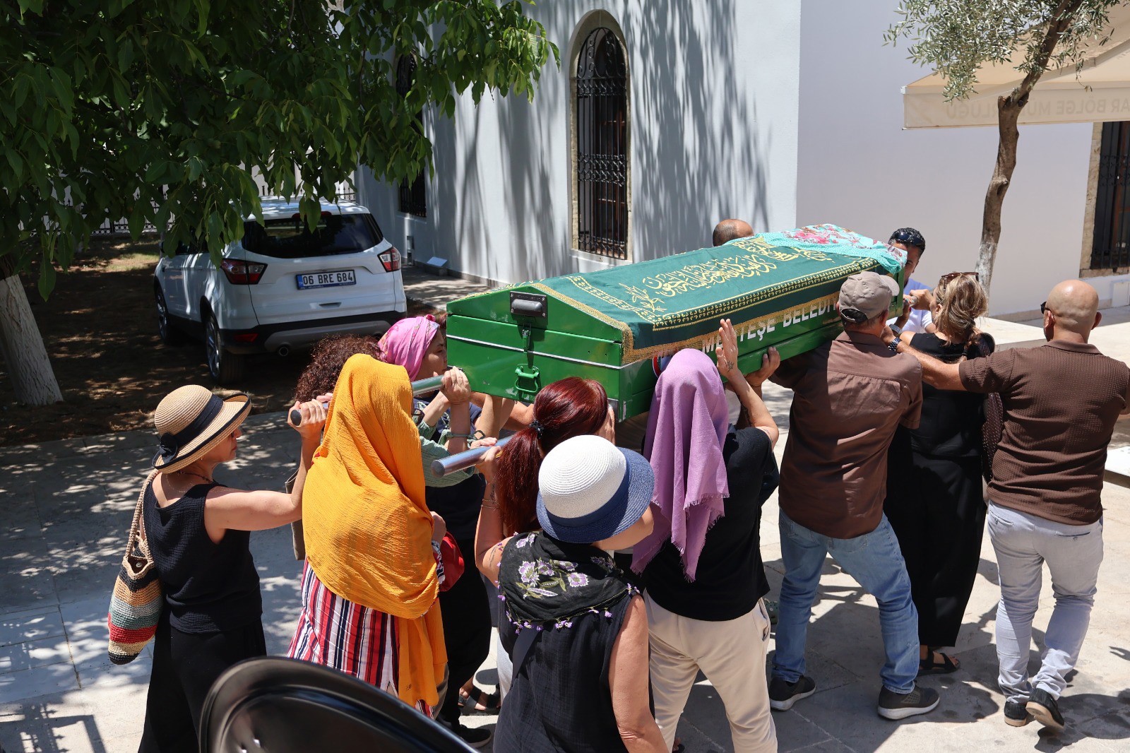 Erkek arkadaşının darp ederek öldürdüğü Sevil'in tabutunu kadınlar taşıdı