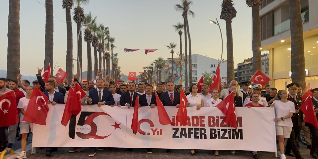 Marmaris’te 15 Temmuz’un 10. yılı demokrasi nöbetiyle anıldı