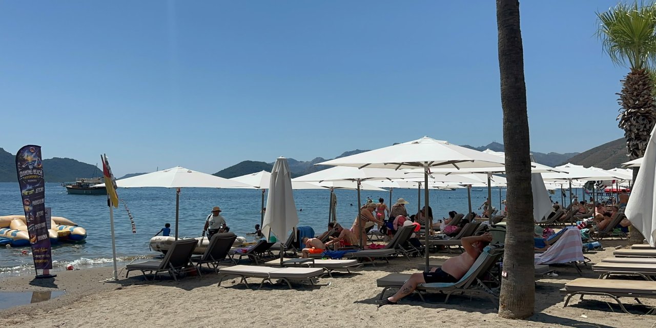 Marmaris’te sıcak hava etkisini artırdı, sıcaktan bunalanlar sahillere akın etti