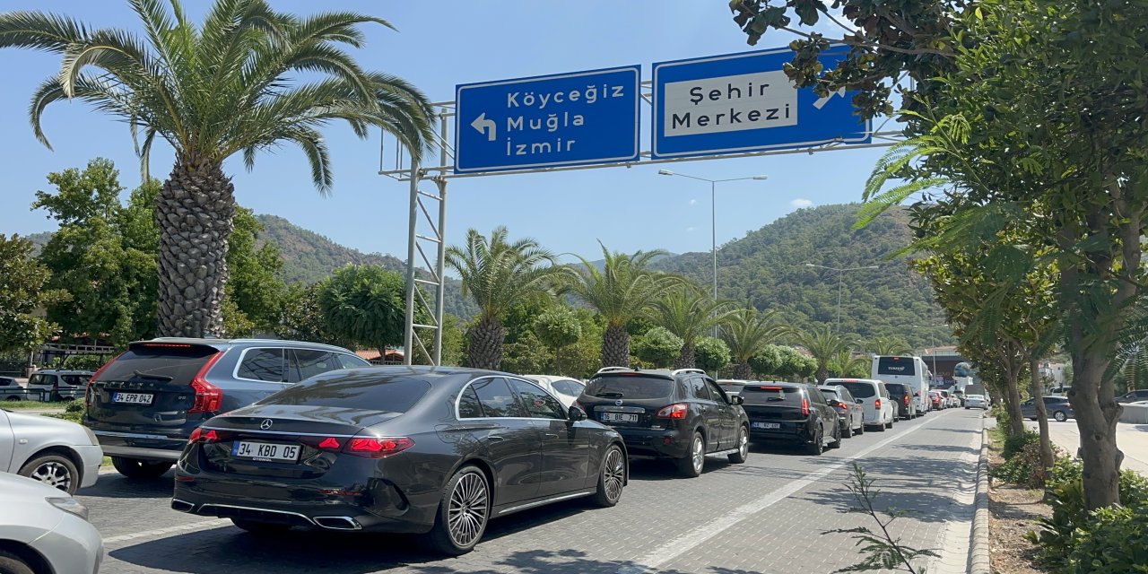 Marmaris çıkışında metrelerce araç kuyruğu oluştu