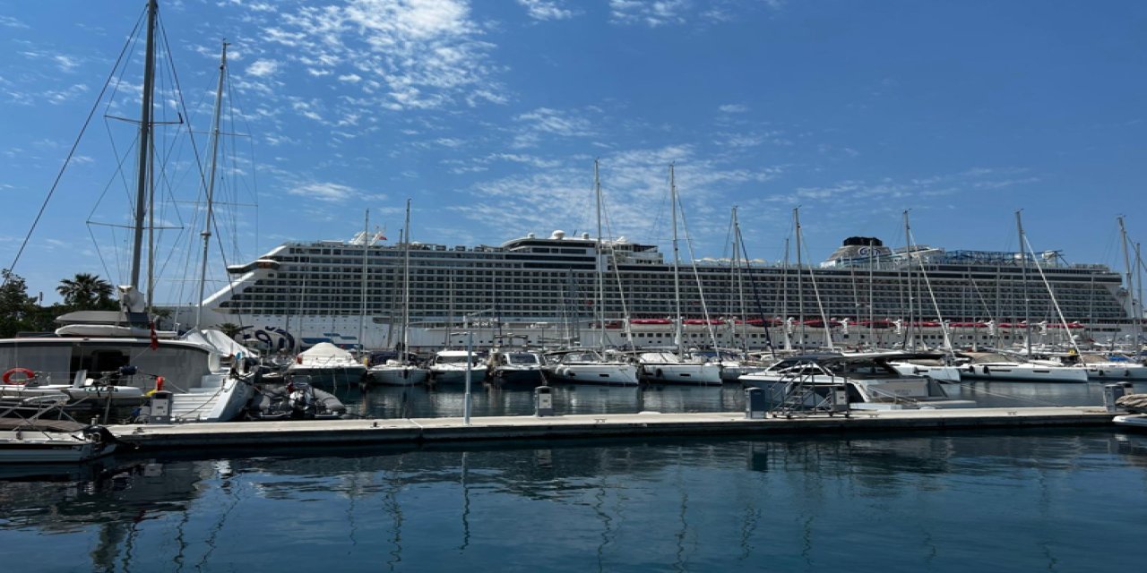 Dev kruvaziyer AROYA Manara Marmaris limanı'na demir attı