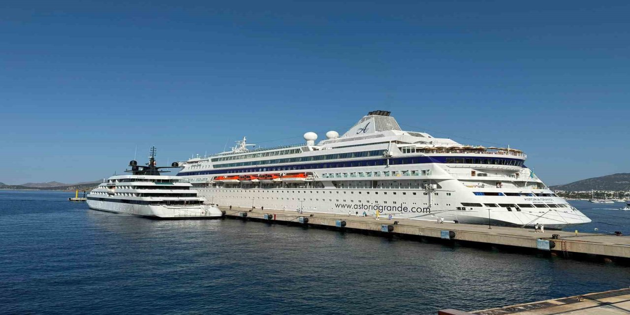 Bodrum’a iki gemi birden geldi