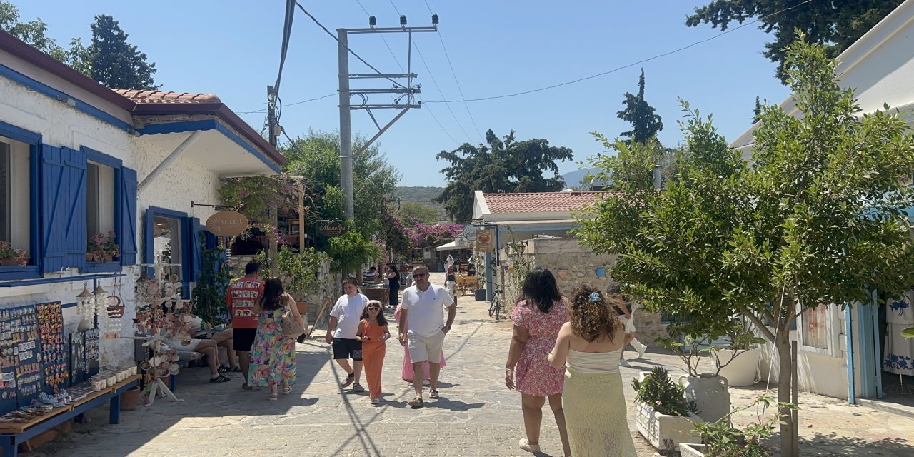 Eski Datça’nın taş sokaklarında turist yoğunluğu