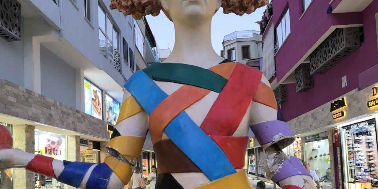 PTT Sokağı'ndaki heykelin kırılan kolu hala onarılmadı