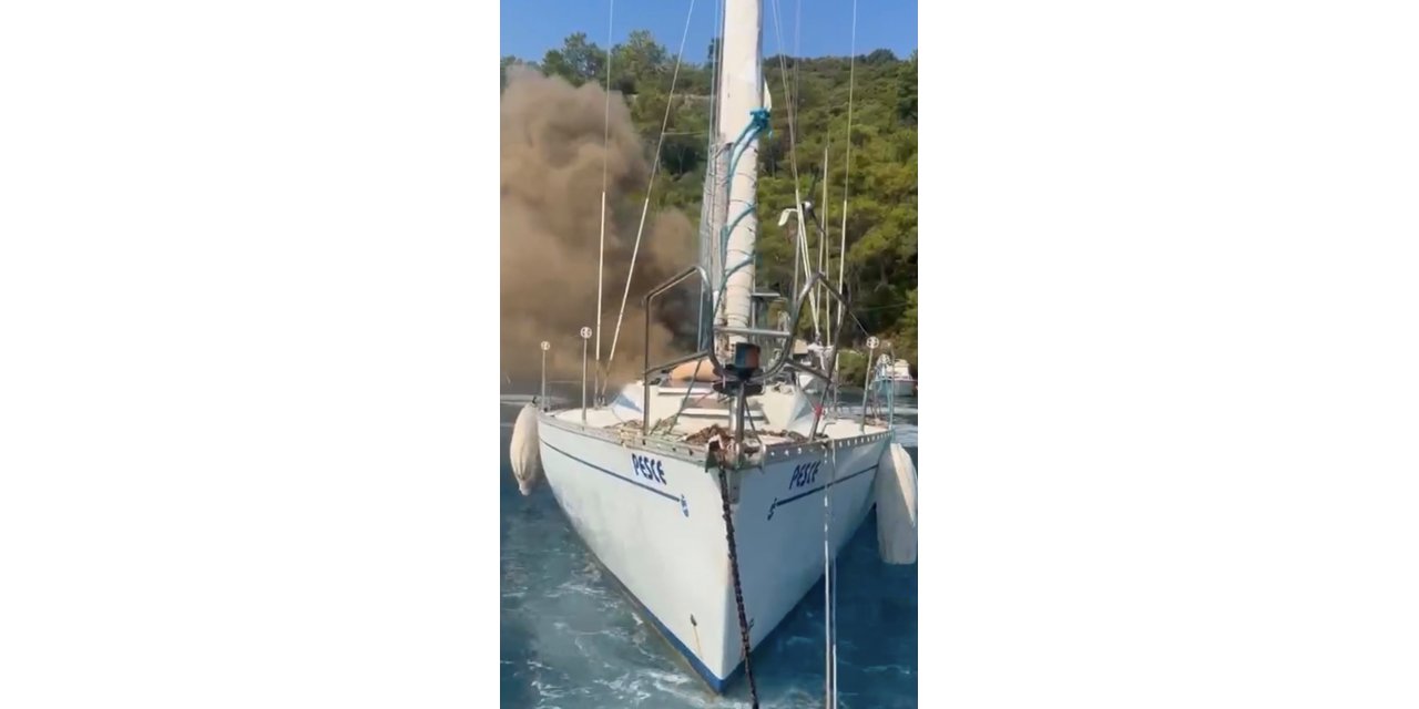 Karacasöğüt açıklarında yelkenli tekne alevlere teslim oldu