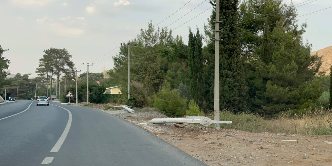 Yollar yenilendi, eski direkler yerinde kaldı