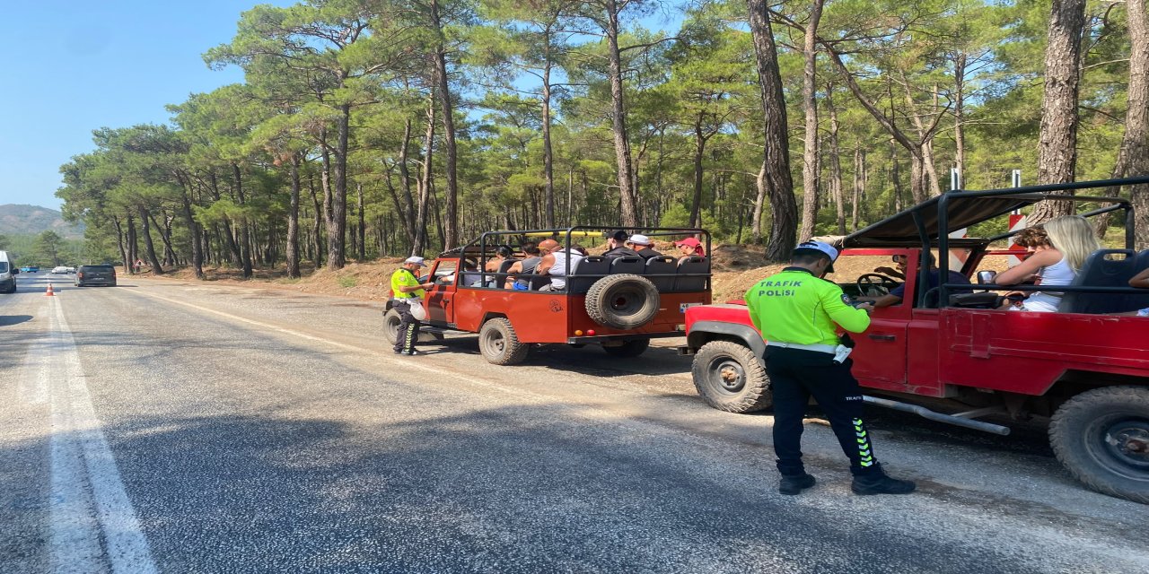 Marmaris’te jip safari araçlarına denetimde alkollü sürücüye işlem