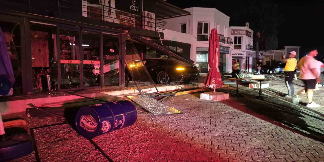 Otomobil börekçiye girdi: 2 yaralı