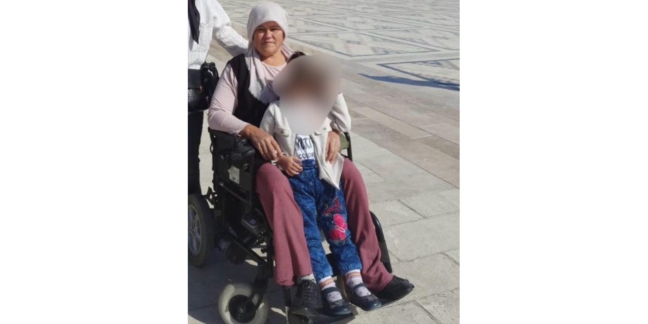 Akyaka’da engelli vatandaş plaja girebilmek için emeklemek zorunda kaldı