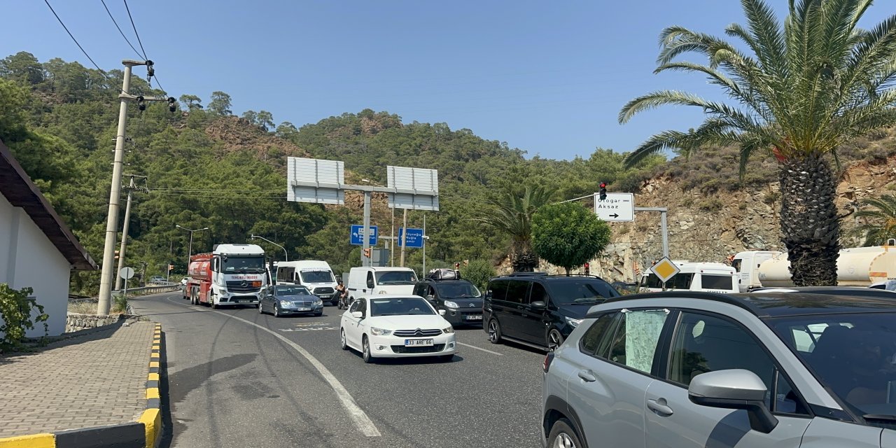 Marmaris girişinde kilometrelerce araç kuyruğu