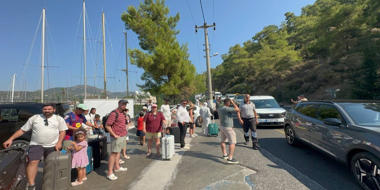 Dev kruvaziyer AROYA, 3 bin yolcusuyla Marmaris’e demirledi