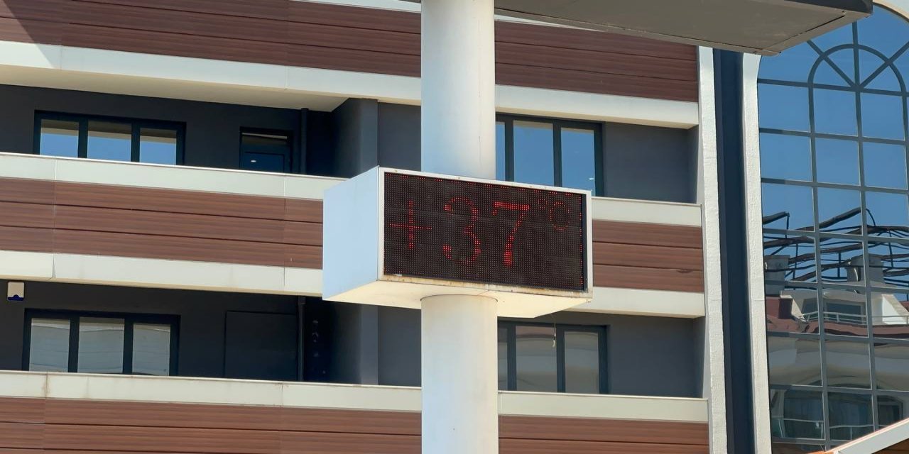 Marmaris’te termometreler 37 dereceyi gösterdi vatandaşlar deniz kenarlarına akın etti