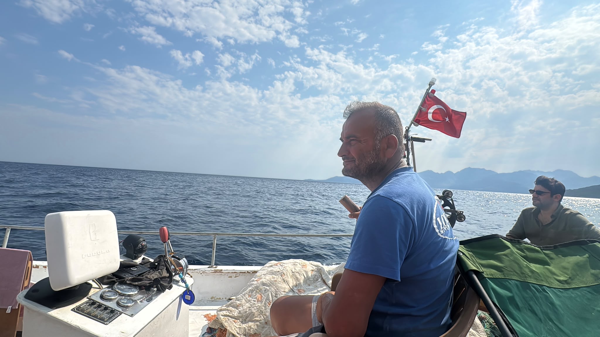 Marmarisli Balıkçıdan küçük teknesiyle yangına büyük destek