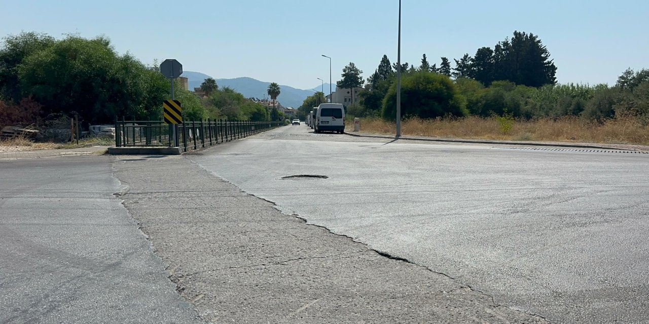 Marmaris’te bozuk yollar yapılmayı bekliyor
