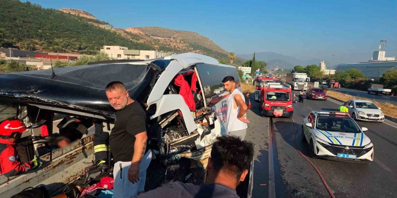 Yolcu otobüsü tıra arkadan çarptı: 2 ölü, 3’ü ağır 18 yaralı