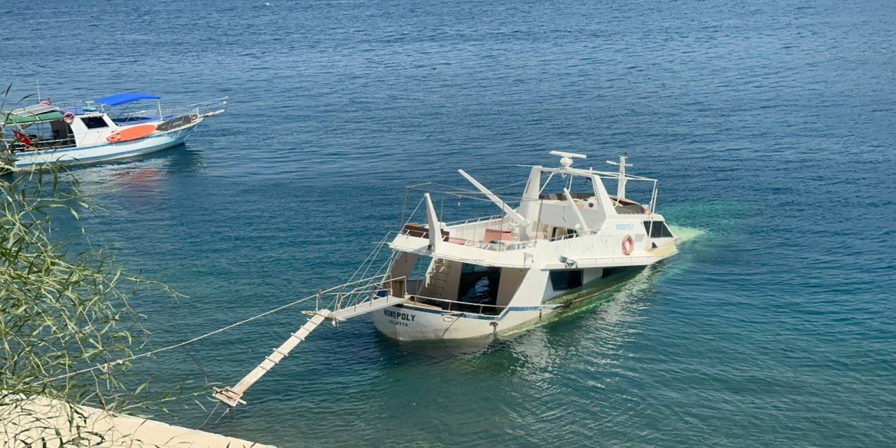 Marmaris’te aylardır kaldırılmayan tekne tepki çekiyor