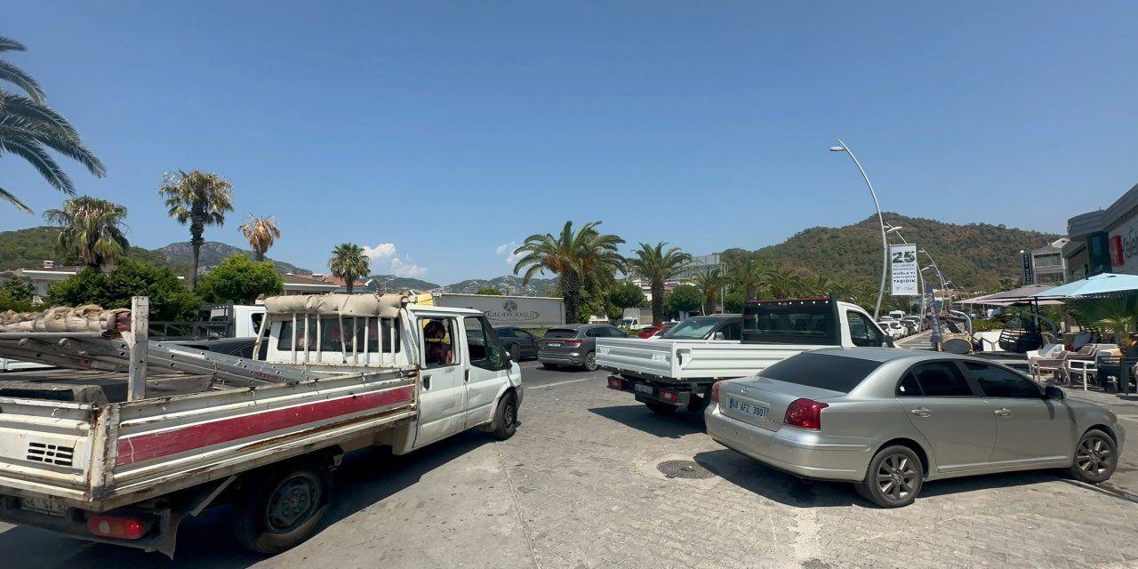 Marmaris girişinde trafik yoğunluğu 'nereye gidiyorsunuz?'