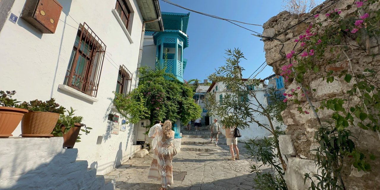 Marmaris’in kale sokakları, tarihi dokusu ve renkli görüntüsüyle büyülüyor