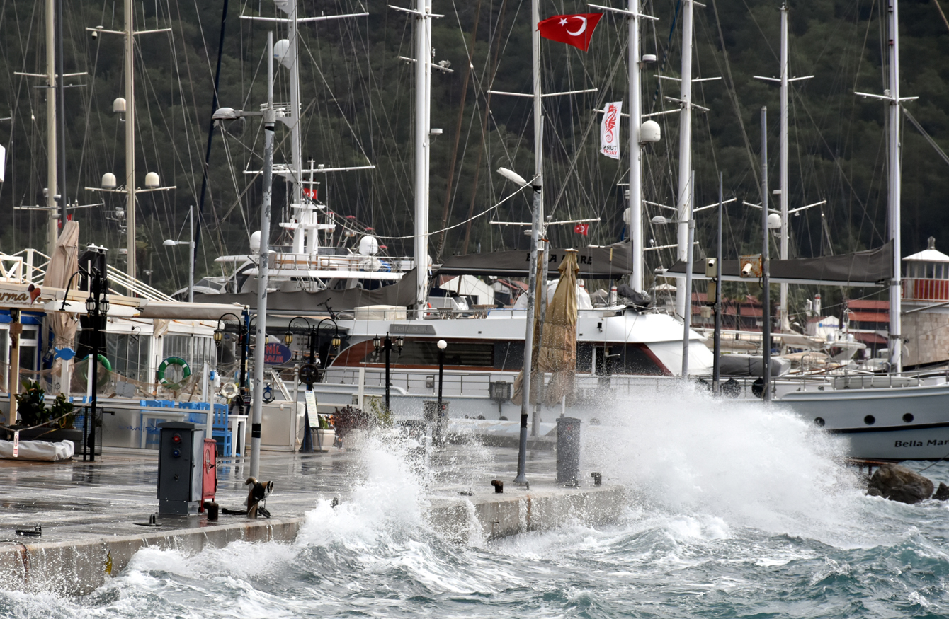 Marmaris'te şiddetli rüzgar yaşamı kötü etkiledi