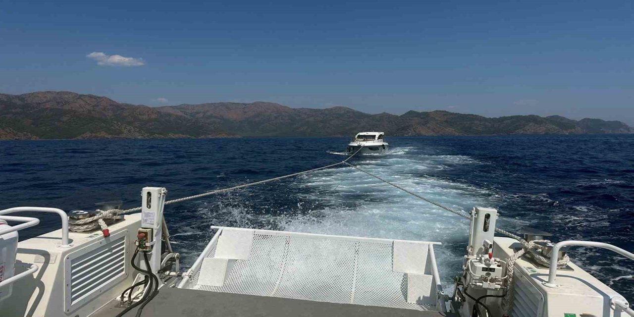 Marmaris'te arıza yapan motor yattaki 7 kişi Sahil Güvenlik ekiplerince kurtarıldı
