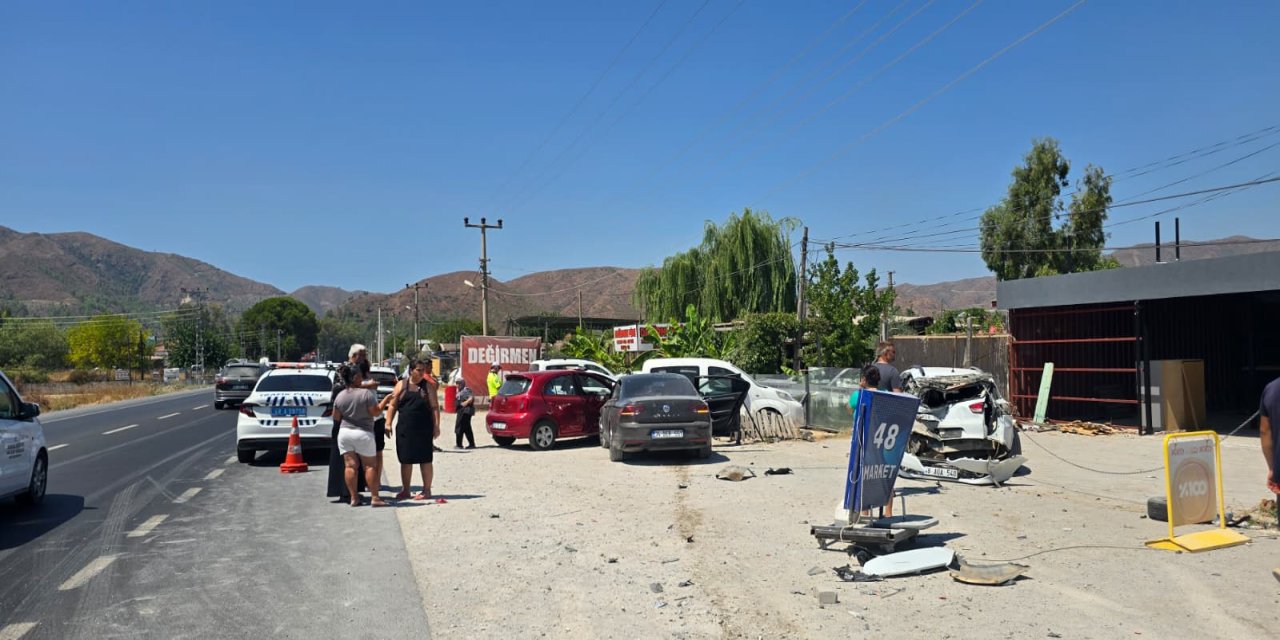 Direksiyon hakimiyetini kaybetti park halindeki 5 araca çarptı