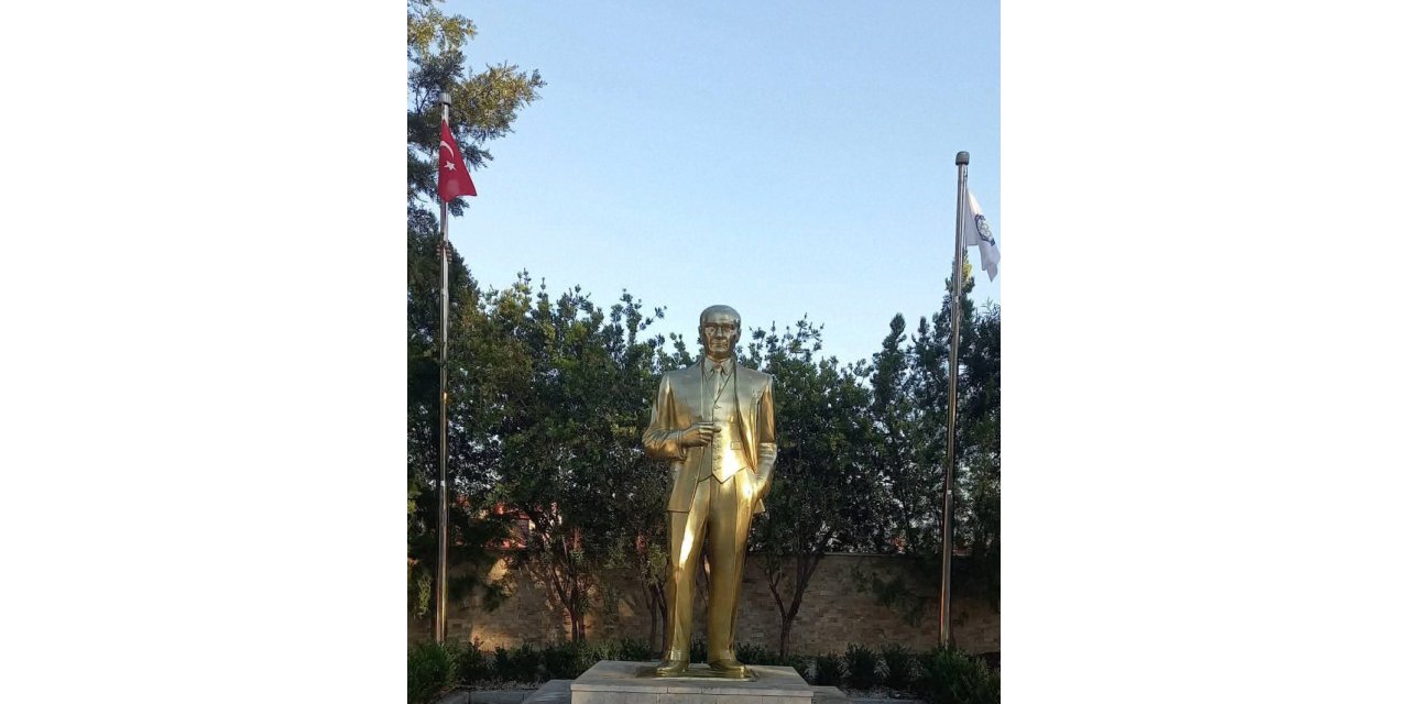Akyaka'da Atatürk heykeli 30 Ağustos kutlamalarına hazır